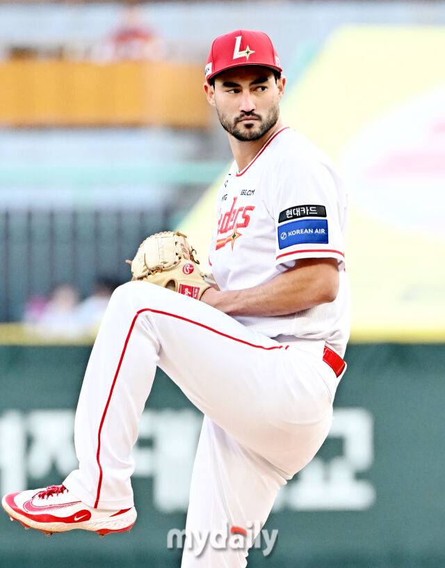 29일 오후 인천광역시 문학동 SSG랜더스필드에서 진행된 '2025 프로야구 KBO리그' SSG랜더스와 삼성라이온즈의 경기. SSG 화이트가 선발등판해 역투하고 있다./마이데일리