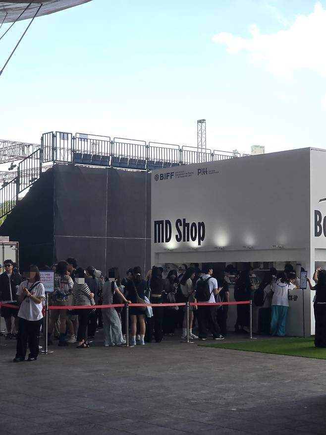 부산국제영화제가 열리는 영화의전당 두레라움 광장에 굿즈를 사기 위한 대기 줄이 길게 늘어서 있다. 손미정 기자