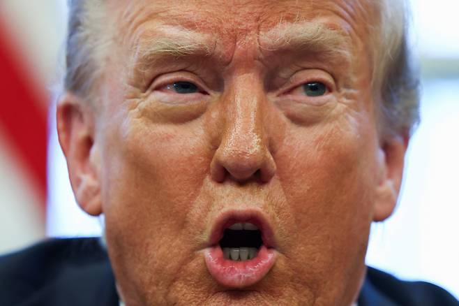 도널드 트럼프 미국 대통령이 25일(현지시간) 목요일 워싱턴 백악관 집무실에서 기자들과 대화하고 있다. [로이터]