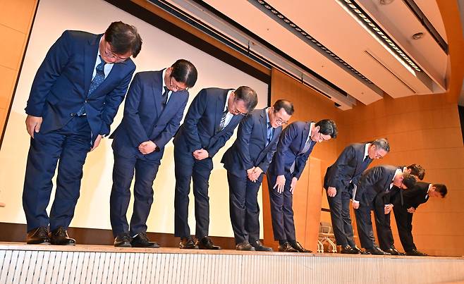 조좌진(왼쪽 다섯 번째) 롯데카드 대표이사가 18일 오후 서울 중구 부영태평빌딩에서 열린 기자회견에서 롯데카드 대규모 해킹 사고와 관련해 임원들과 함께 대국민 사과를 하고 있다. 롯데카드는 약 960만 명의 회원을 보유한 업계 5위권 카드회사이며 최근 해킹 공격 피해 조사 결과 297만 명의 회원 정보가 유출된 것으로 알려졌다. 임세준 기자