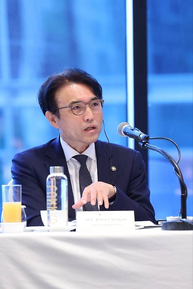 권창준 고용노동부 차관은 19일 서울 여의도 콘래드서울호텔에서 열린 주한미국상공회의소(AMCHAM·암참) 주최 조찬 간담회에서 발언하고 있다. [고용노동부 제공]