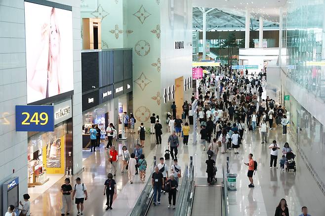1일 인천국제공항 2터미널 면세구역 [연합]