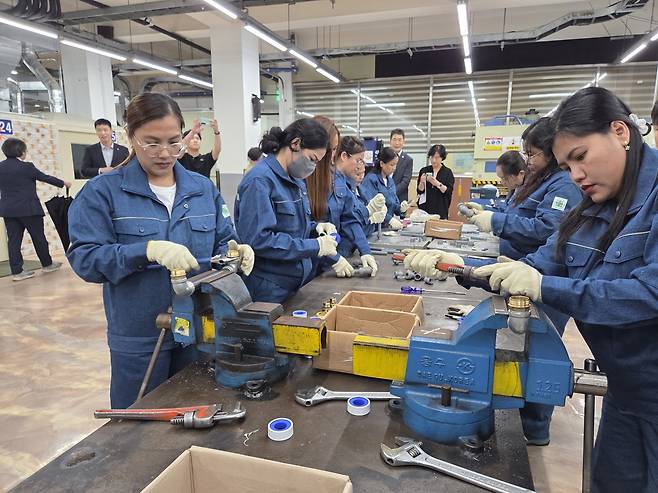 17일 충남 홍성 한국폴리텍대학 충남캠퍼스 에너지설비과 이주배경구직자 과정 학생들이 실습을 하고 있다.  김용훈 기자