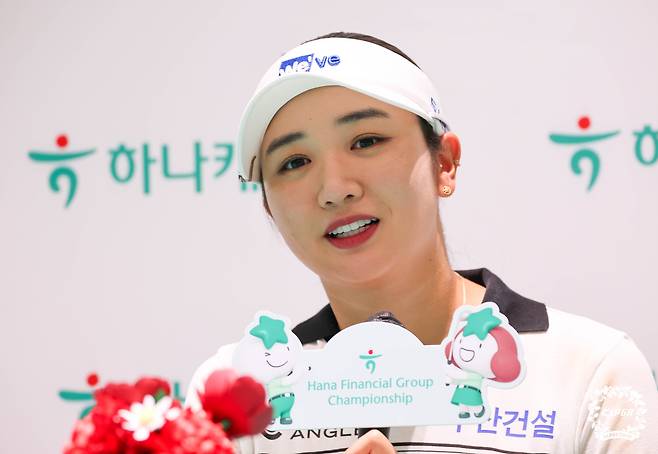 대회 첫날 공동 선두에 오른 후 인터뷰중인 박혜준. [사진=KLPGA]