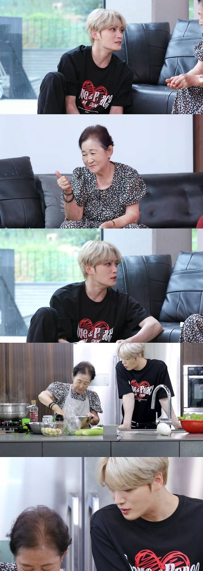 [서울=뉴시스] 가수 김재중이 오는 19일 방송하는 KBS 2TV 예능 프로그램 '신상출시 편스토랑'에서 본가로 향한다. (사진=KBS 2TV '신상출시 편스토랑' 제공) 2025.09.18. photo@newsis.com *재판매 및 DB 금지