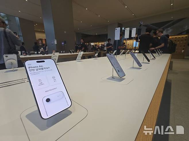 [서울=뉴시스]19일 서울 중구 명동 애플스토어에서 고객들이 애플 신제품 아이폰17 시리즈를 살펴보고 있다. (사진=윤현성 기자)