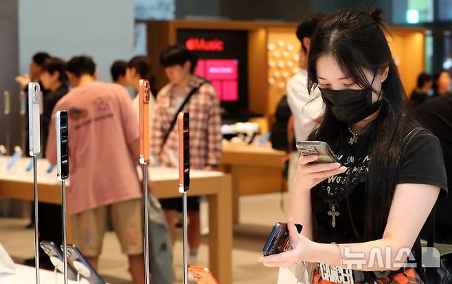 [서울=뉴시스] 김혜진 기자 = 19일 서울 중구 명동 애플스토어에서 고객들이 애플 신제품 아이폰17 시리즈를 살펴보고 있다. 2025.09.19. jini@newsis.com