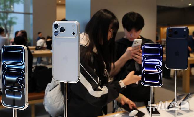 [서울=뉴시스] 김혜진 기자 = 19일 서울 중구 명동 애플스토어에서 고객들이 애플 신제품 아이폰17 시리즈를 살펴보고 있다. 2025.09.19. jini@newsis.com