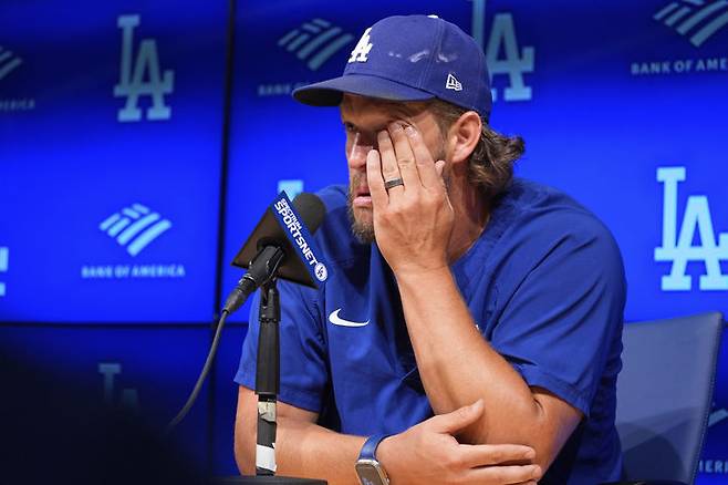 [로스앤젤레스=AP/뉴시스] 로스앤젤레스(LA) 다저스의 클레이튼 커쇼(37)가 18일(현지 시간) 미 캘리포니아주 LA 다저 스타디움에서 은퇴 기자회견을 하고 있다. LA 다저스의 살아있는 전설 커쇼는 이번 시즌을 끝으로 은퇴한다고 밝혔다. 그는 19일 샌프란시스코 자이언츠와의 홈경기에 마지막 선발로 나선다. 2025.09.19.