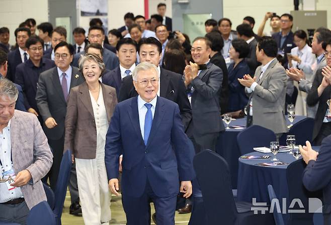 [서울=뉴시스] 국회사진기자단 = 문재인 전 대통령과 김정숙 여사가 19일 경기도 파주 캠프 그리브스에서 열린 9.19 평양공동선언 남북군사합의 7주년 기념식 및 2025 한반도 평화주간 개막식에 참석하고 있다.  2025.09.19. photo@newsis.com