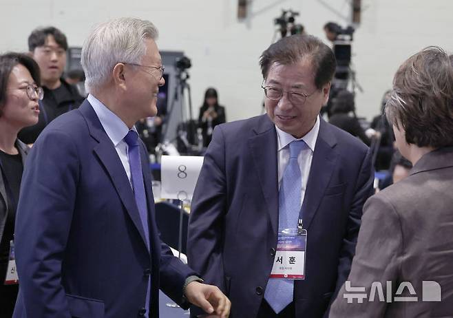 [서울=뉴시스] 국회사진기자단 = 문재인 전 대통령이 19일 경기도 파주 캠프 그리브스에서 열린 9.19 평양공동선언 남북군사합의 7주년 기념식 및 2025 한반도 평화주간 개막식에서 서훈 전 국정원장과 대화를 하고 있다.  2025.09.19. photo@newsis.com