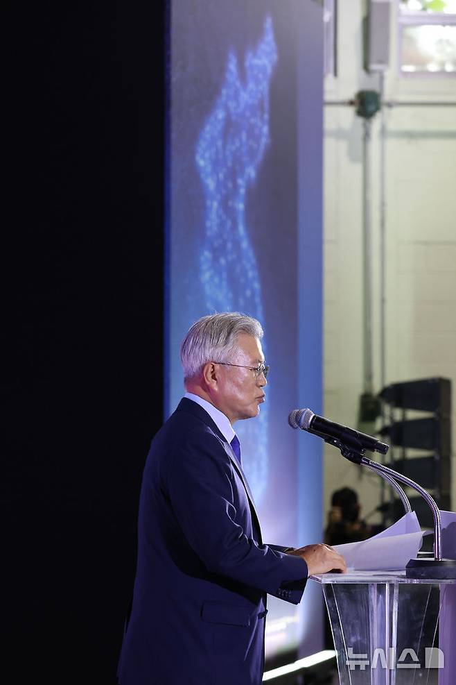 [서울=뉴시스] 국회사진기자단 = 문재인 전 대통령이 19일 경기도 파주 캠프 그리브스에서 열린 9.19 평양공동선언 남북군사합의 7주년 기념식 및 2025 한반도 평화주간 개막식에서 기념사를 하고 있다. 2025.09.19. photo@newsis.com