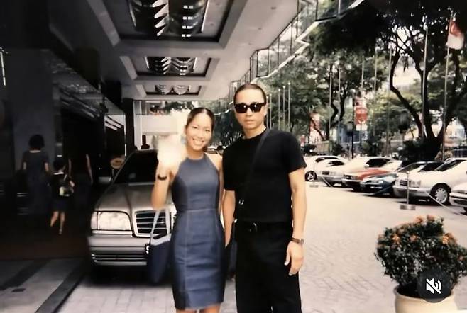 [서울=뉴시스] 가수 김송이 남편 강원래가 두 발로 선 모습을 공개했다. (사진=김송 인스타그램 캡처) 2025.09.19. photo@newsis.com *재판매 및 DB 금지