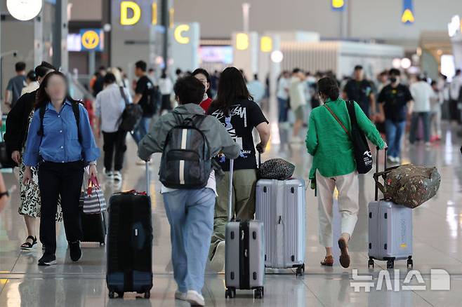 [인천공항=뉴시스] 권창회 기자 = 전국 15개 공항 등에서 일하는 공항노동자들이 안전한 일터·안전한 공항을 위한 총파업에 들어간 19일 오전 인천국제공항 제2여객터미널에서 여행객들이 이동하고 있다. 2025.09.19. kch0523@newsis.com