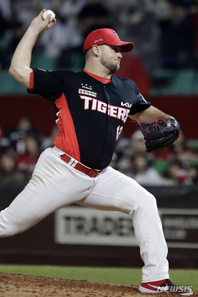 [인천=뉴시스] 최동준 기자 = 17일 인천 미추홀구 SSG 랜더스필드에서 열린 2024 KBO 리그 KIA 타이거즈 대 SSG 랜더스의 경기, KIA 선발 크로우가 역투하고 있다. 2024.04.17. photocdj@newsis.com