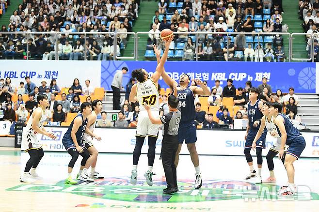[서울=뉴시스] 지난 시즌 프로농구 KBL 컵대회 경기 장면. (사진=KBL 제공)