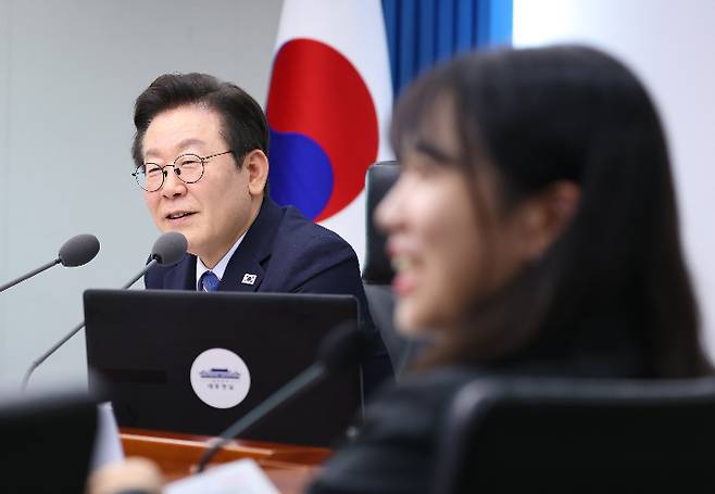 이재명 대통령이 18일 서울 용산 대통령실에서 열린 제11차 수석보좌관회의에서 최지원 청년담당관(오른쪽)의 발표가 끝난 뒤 발언하고 있다. 연합뉴스