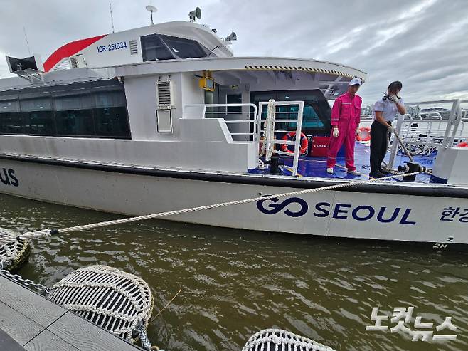 여의도선착장에 한강버스가 접안하고 있다. 권민철 기자