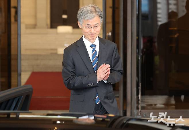 조희대 대법원장이 17일 오후 서울 서초구 대법원에서 퇴근하고 있다. 류영주 기자