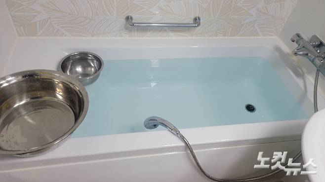 강릉시가 저수조 100톤 이상을 갖춘 아파트를 대상으로 시간제 급수를 시행되면서 한 입주시민이 욕조에 물을 받고 양동이를 준비해 놓은 모습. 독자 제공