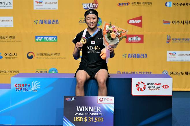 안세영이 2023년 전남 여수 진남체육관에서 열린 '세계배드민턴연맹(BWF) 월드 투어 슈퍼 500 코리아 오픈' 여자 단식에서 우승한 뒤 기념 촬영한 모습. 요넥스