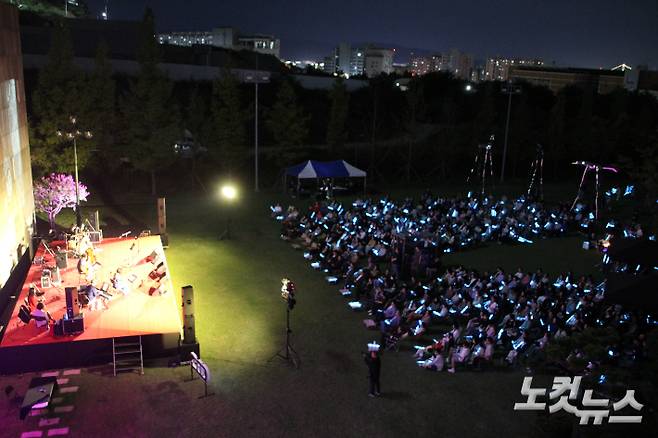 제3회 영화음악별밤콘서트는 여름 무더위에 지친 울산시민들에게 위로를 전하고 가을 낭만을 만끽할 수 있도록 기획됐다. 반웅규 기자