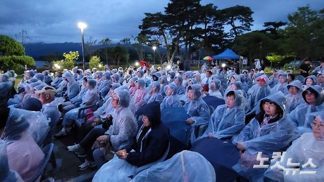 고성군이 주최하고 강원영동CBS가 주관한 '화진포 셔우드 홀 시네마 콘서트'가 19일 오후 6시 30분 화진포 셔우드 홀 문화공간 야외무대에서 비가 내리는 궂은 날씨에도 성황리에 마무리됐다. 전영래 기자