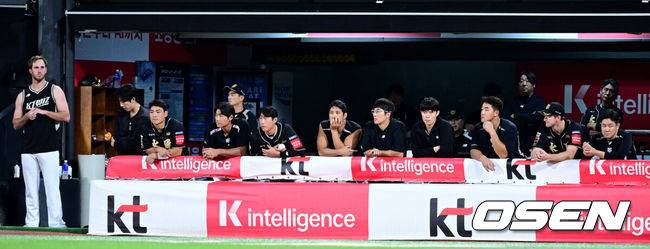 [OSEN=수원, 최규한 기자] 18일 수원 KT위즈파크에서 ‘2025 신한 SOL Bank KBO리그’ KT 위즈와 LG 트윈스의 더블헤더 2차전이 열렸다.홈팀 KT는 패트릭 머피, 방문팀 LG는 송승기를 선발로 내세웠다.8회초 실점에 KT 더그아웃 표정이 어둡다. 2025.09.18 / dreamer@osen.co.kr