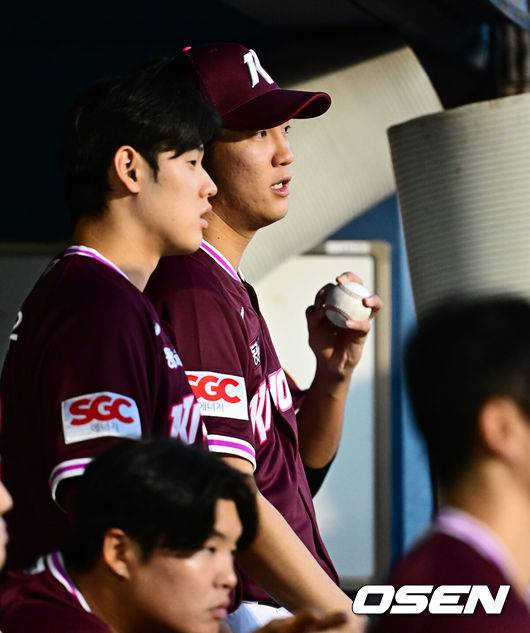 [OSEN=잠실, 지형준 기자] 18일 오후 서울 잠실구장에서 ‘2025 신한 SOL Bank KBO리그’ 두산 베어스와 키움 히어로즈의 경기가 열렸다.두산은 잭로그, 키움은 하영민이 선발로 나섰다.1회초 키움 안우진이 정현우와 더그아웃에서 이야기를 나누고 있다. 2025.09.18 /jpnews@osen.co.kr