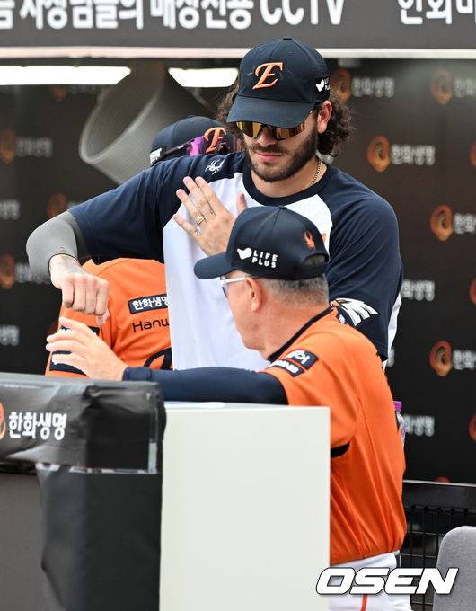 [OSEN=이대선 기자] 한화 폰세가 김경문 감독과 하이파이브를 나누고 있다.  2025.08.23 /sunday@osen.co.kr
