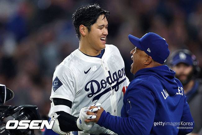 [사진] LA 다저스 오타니 쇼헤이와 데이브 로버츠 감독. ⓒGettyimages(무단전재 및 재배포 금지)