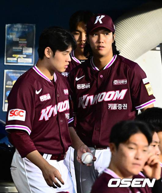 [OSEN=잠실, 지형준 기자] 18일 오후 서울 잠실구장에서 ‘2025 신한 SOL Bank KBO리그’ 두산 베어스와 키움 히어로즈의 경기가 열렸다.두산은 잭로그, 키움은 하영민이 선발로 나섰다.1회초 키움 안우진이 더그아웃에서 경기를 지켜보고 있다. 2025.09.18 /jpnews@osen.co.kr