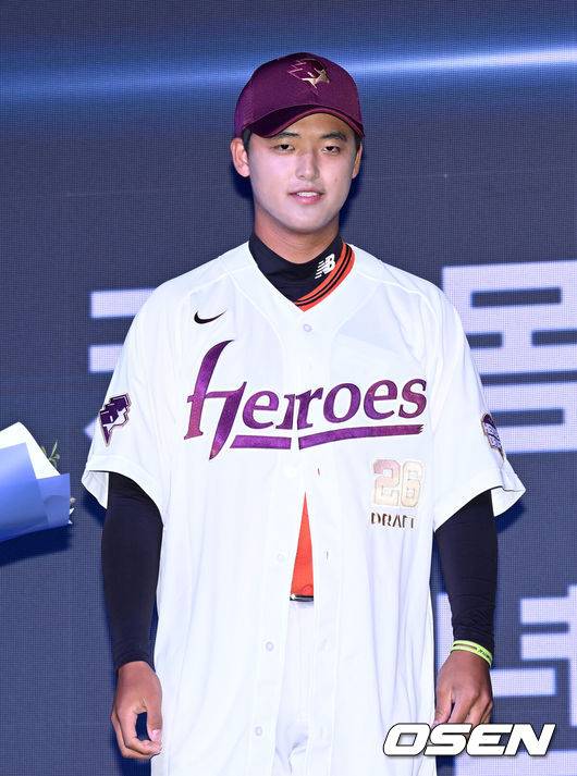 [OSEN=이대선 기자] 17일 오후 7일 오후 서울 롯데호텔 월드에서 ‘2026 KBO 신인 드래프트’가 열렸다.이번 드래프트는 전면 드래프트 방식으로 총 11라운드에 걸쳐 진행된다. 대상자는 총 1천261명으로, 고등학교 졸업 예정자 930명, 대학교 졸업 예정자 216명, 얼리 드래프트 신청자 51명, 해외 아마추어·프로 출신 선수 19명이다. 이 중 최대 110명이 KBO 10개 구단의 부름을 받게 된다.키움에 지명된 북일고 박준현이 기념촬영을 하고 있다. 2025.09.17 /sunday@osen.co.kr