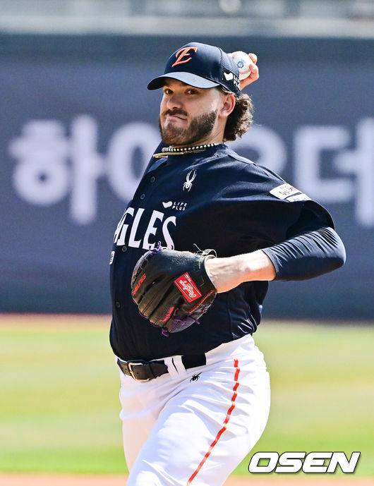 [OSEN=수원, 박준형 기자] 22일 수원KT위즈파크에서 ‘2025 신한 SOL BANK KBO리그’ KT 위즈와 한화 이글스의 개막경기가 진행됐다. 1회말 한화 선발투수 폰세가 역투하고 있다. 2025.03.22 / soul1014@osen.co.kr