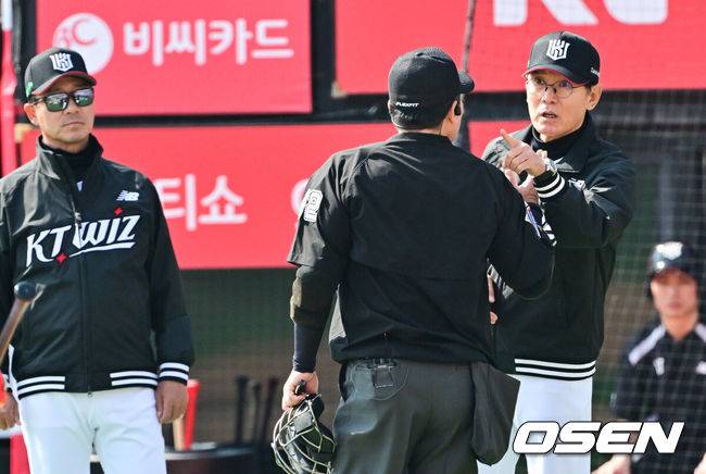 [OSEN=수원, 박준형 기자] 22일 수원KT위즈파크에서 ‘2025 신한 SOL BANK KBO리그’ KT 위즈와 한화 이글스의 개막경기가 진행됐다. 2회말 KT 이강철 감독이 한화 폰세와 관련해 박근영 구심에게 어필하고 있다. 2025.03.22 / soul1014@osen.co.kr