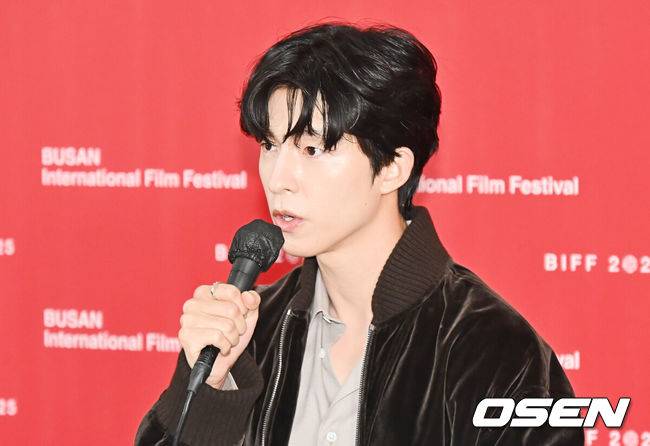 [OSEN=부산, 이석우 기자] 19일 부산 해운대구 영화의전당 비프힐에서 제30회 부산국제영화제 영화 ‘굿뉴스’ 기자회견이 열렸다.변성현 감독, 배우 설경구, 홍경, 야마다 타카유키가 자리했다.홍경이 기자들의 질문에 답하고 있다. 2025.09.19 / foto0307@osen.co.kr