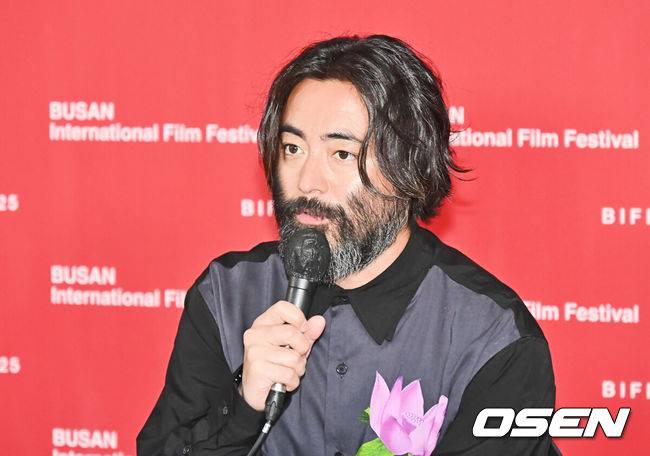 [OSEN=부산, 이석우 기자] 19일 부산 해운대구 영화의전당 비프힐에서 제30회 부산국제영화제 영화 ‘굿뉴스’ 기자회견이 열렸다.변성현 감독, 배우 설경구, 홍경, 야마다 타카유키가 자리했다.야마다 타카유키가 기자들의 질문에 답하고 있다. 2025.09.19 / foto0307@osen.co.kr