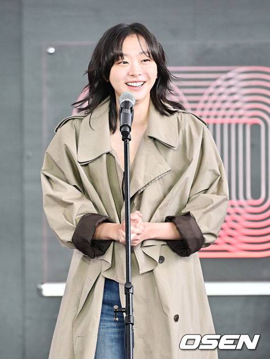 [OSEN=부산, 이석우 기자] 19일 부산 해운대구 영화의전당 BIFF 야외무대에서 제30회 부산국제영화제(BIFF) 영화 ‘대홍수’ 야외무대인사가 열렸다.이번 부산국제영화제에서는 개막작 ‘어쩔수가 없다’를 시작으로 공식 초청작 64개국 241편과 커뮤니티비프 상영작까지 합쳐 총 328편이 상영된다. 올해는 신설된 경쟁 부문 14편을 초청해 다섯 개의 ‘부산 어워드’ 상을 시상한다. 아시아 영화를 대상으로 대상, 감독상, 심사위원 특별상, 배우상(2명), 예술공헌상 등 5개 부문에 걸쳐 시상한다. 수상자에게는 태국의 세계적인 감독이자 설치미술가인 아피찻퐁 위라세타쿤의 컨셉을 디자인한 트로피가 수여된다.배우 김다미가 야외무대인사를 하고 있다. 2025.09.19 / foto0307@osen.co.kr