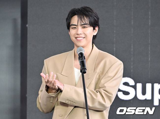 [OSEN=부산, 이석우 기자] 19일 부산 해운대구 영화의전당 BIFF 야외무대에서 제30회 부산국제영화제(BIFF) 티빙 시리즈 ‘친애하는 X’ 야외무대인사가 열렸다.이번 부산국제영화제에서는 개막작 ‘어쩔수가 없다’를 시작으로 공식 초청작 64개국 241편과 커뮤니티비프 상영작까지 합쳐 총 328편이 상영된다. 올해는 신설된 경쟁 부문 14편을 초청해 다섯 개의 ‘부산 어워드’ 상을 시상한다. 아시아 영화를 대상으로 대상, 감독상, 심사위원 특별상, 배우상(2명), 예술공헌상 등 5개 부문에 걸쳐 시상한다. 수상자에게는 태국의 세계적인 감독이자 설치미술가인 아피찻퐁 위라세타쿤의 컨셉을 디자인한 트로피가 수여된다.김도훈이 야외무대인사를 하고 있다. 2025.09.19 / foto0307@osen.co.kr