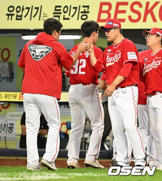 SSG 랜더스 이숭용 감독과 노경은. /OSEN DB