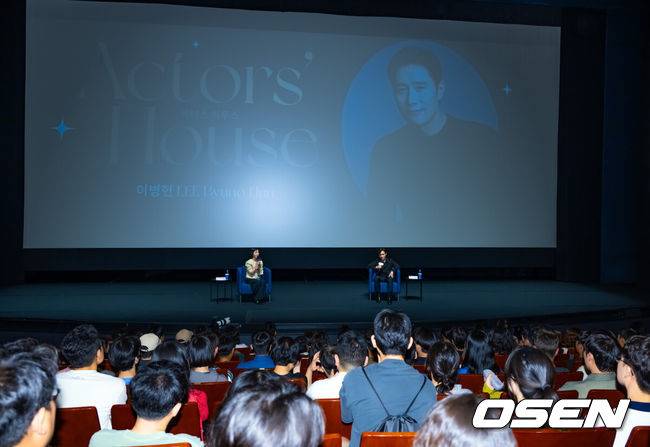 [OSEN=부산, 민경훈 기자] 19일 부산 해운대구 동서대학교 소향씨어터 신한카드홀에서 배우 이병헌 액터스 하우스 행사가 열렸다.올해 30주년을 맞이한 부산국제영화제는 오는 26일까지 총 64개국 328편의 작품을 만날수 있다.배우 이병헌이 관객들과 만남을 갖고 있다. 2025.09.19 / rumi@osen.co.kr