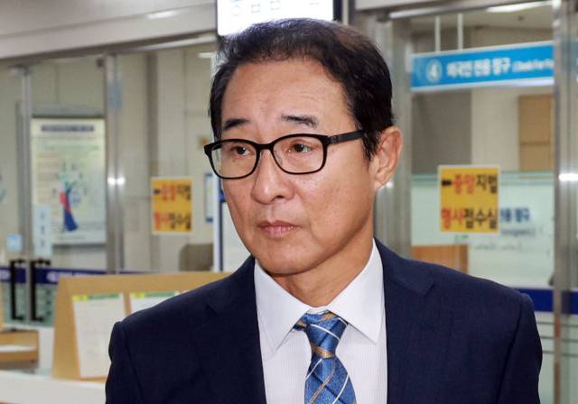 ▲더불어민주당 2021년 전당대회 돈봉투 사건에 연루돼 1심에서 징역형의 집행유예를 받은 이성만 전 의원이 19일 서울 서초구 서울고법에서 열린 항소심 선고 공판에 출석하고 있다. ⓒ연합뉴스