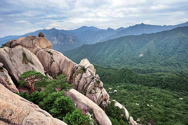 울산바위 상부전망대에서 보이는 설악산 능선 풍경.