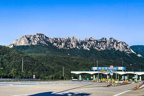 미시령 울산바위휴게소에서 보이는 울산바위의 정면 풍경. 사진 C영상미디어