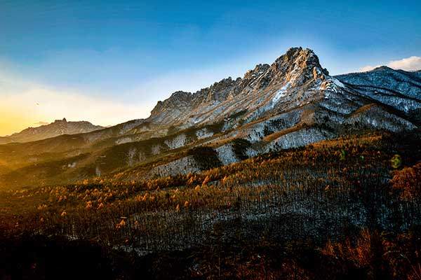 미시령 옛길 울산바위 쉼터에서의 울산바위 풍경. 사진 C영상미디어