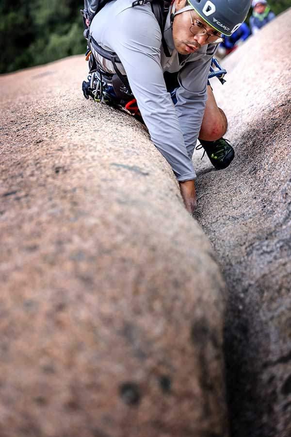 2피치 크랙 뒷구간을 오르는 김종오 강사.
