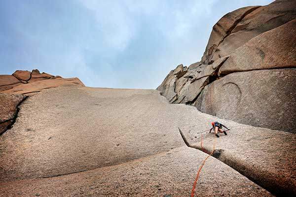 4피치를 오르는 김종오 강사. 슬랩 트래버스 구간을 넘어가고 있다.