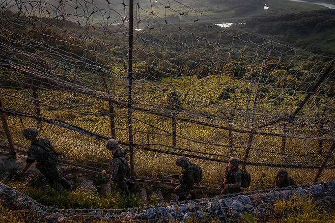 경기&nbsp;연천군 중서부전선 비무장지대(DMZ)에서 장병들이 남방한계선 철책을 따라 경계시설물을 점검하며 이동하고 있다. 세계일보 자료사진