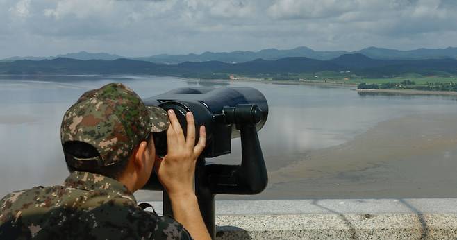 경기 파주시 탄현면 오두산통일전망대에서 군 장병이 망원경으로 북한 황해북도 개풍군 일대를 바라보고 있다.&nbsp;파주=최상수 기자