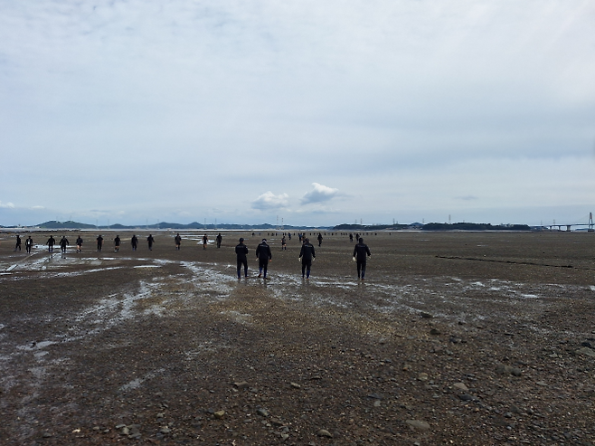 해양경찰이 지난 14일 오후 인천 옹진군 영흥면 꽃섬 갯벌을 집중 수색하고 있다. 해양경찰은 이날 갯벌에 고립된 70대를 구하다 순직한 이재석 경사의 것으로 추정되는 휴대전화를 발견했다.  독자 제공